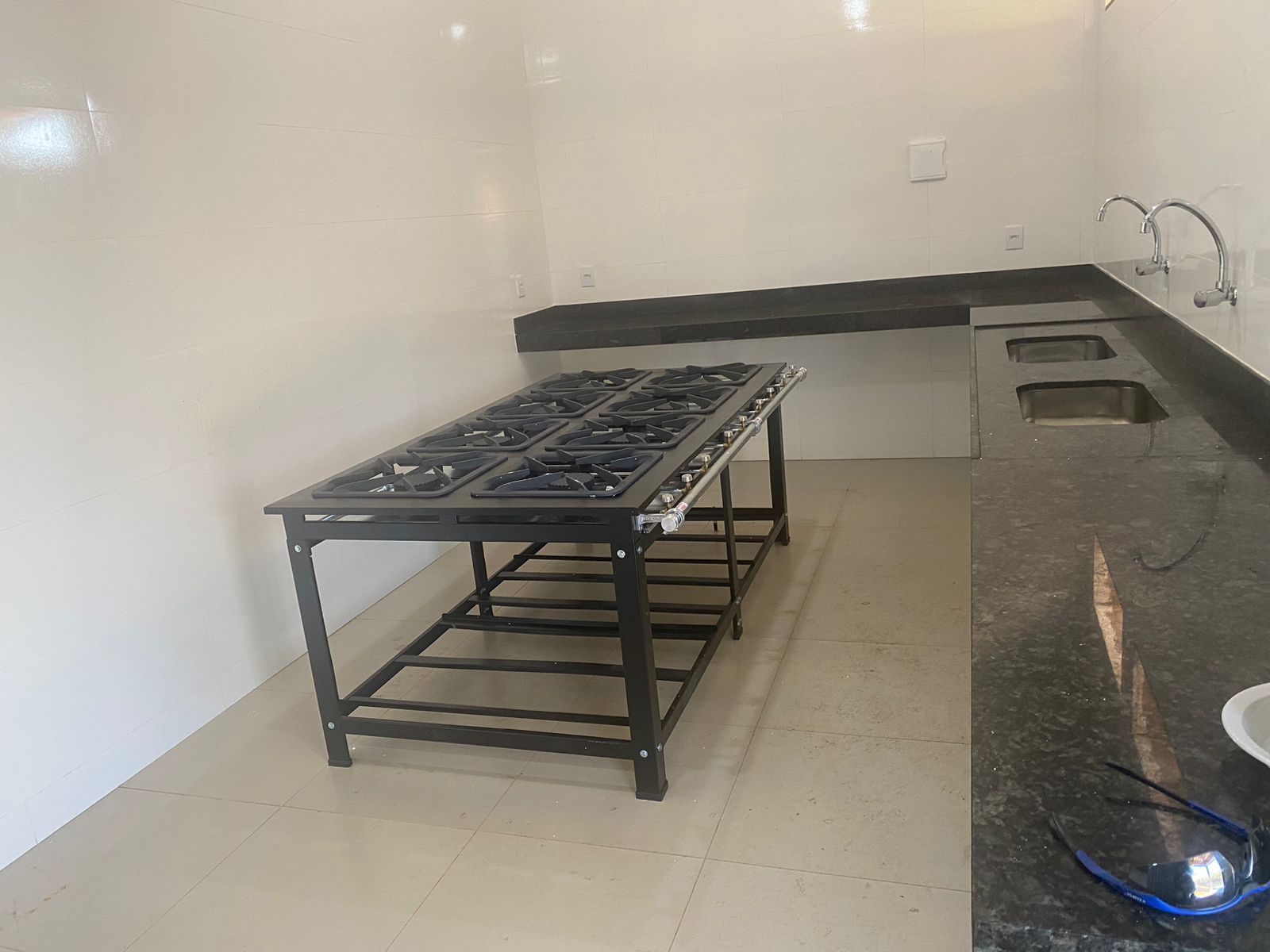Cozinha com fogão industrial e bancadas