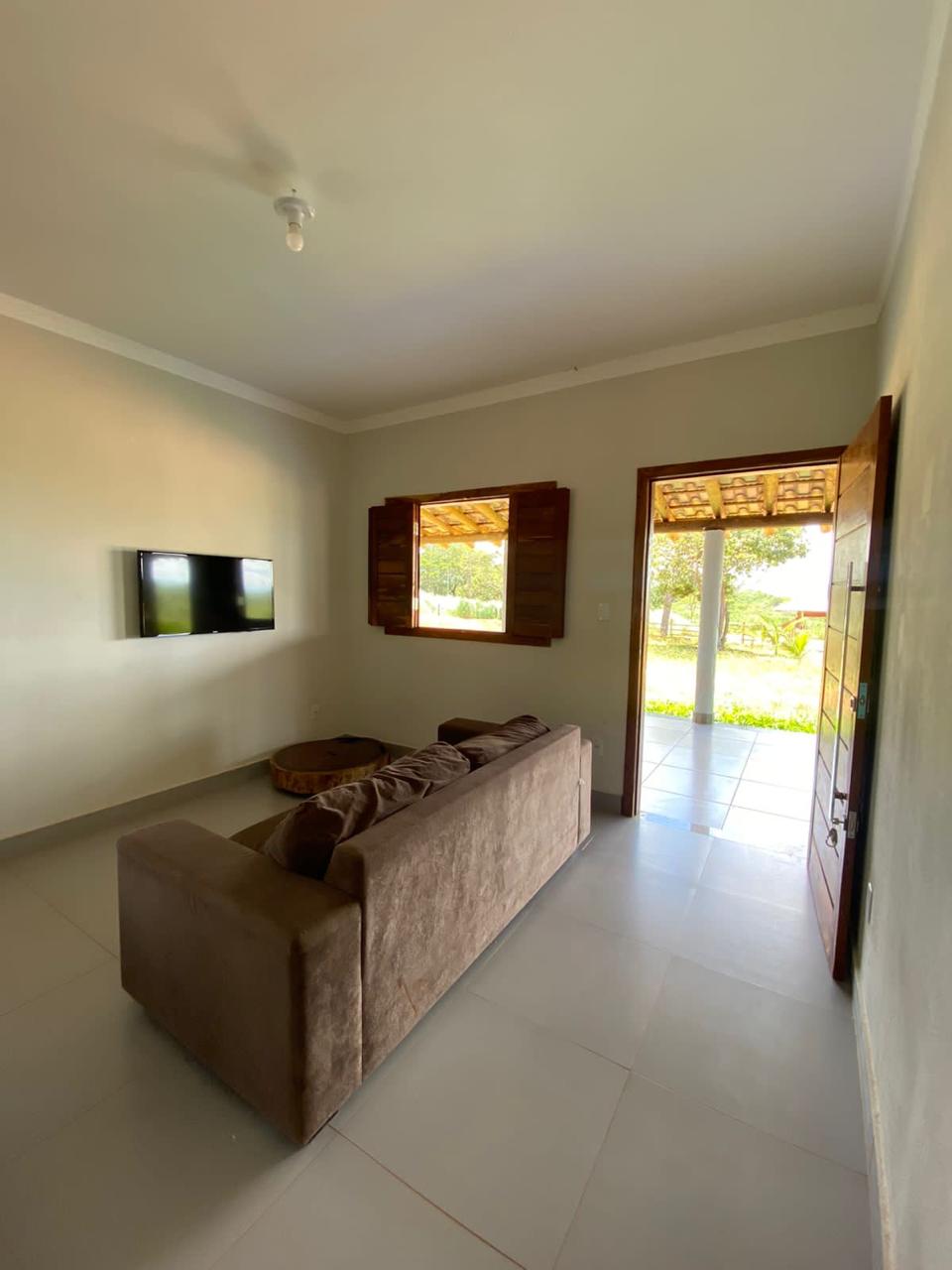 Sala de estar com sofá e TV